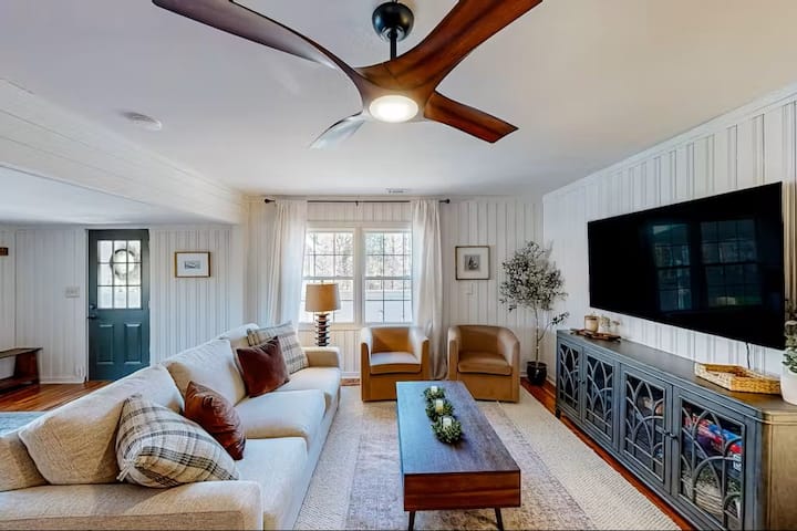 Minutes To Lake & Parks | Fire Pit | Dog Friendly - Cumming, GA