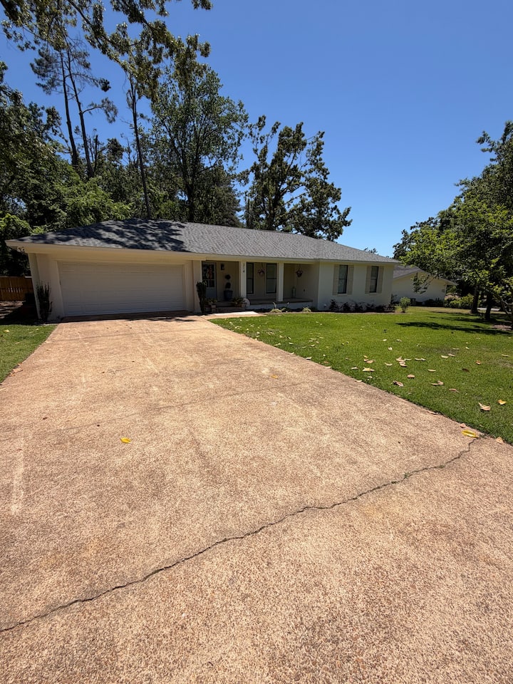 Oxford Gameday Retreat-4br/4ba, Grove/square Ready - 옥스퍼드