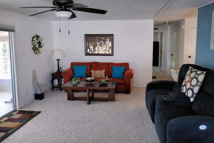 Lakefront Retreat • Patio + Grill • Pet Friendly - Leesburg, FL
