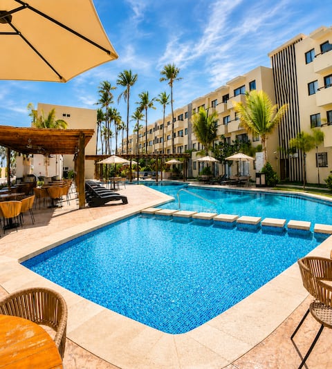 Tropical oasis | King + 3 pools + jacuzzi + beach