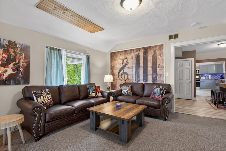 Westside 3 Bedroom Near Bridge St. Short Term - Grand Rapids, MI