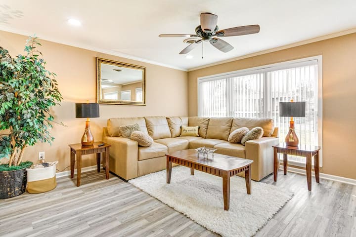 6 Mi To Dtwn: Home W/ Huge Fenced Yard & Fire Pit - 小石城