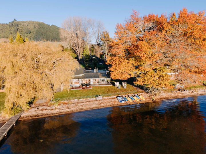 Stillwater Resort - Lakefront Estate With Two Dwel - 로토루아