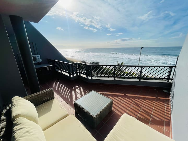 Classic Beachfront Gem - Cozy Coastal Living - eMdloti