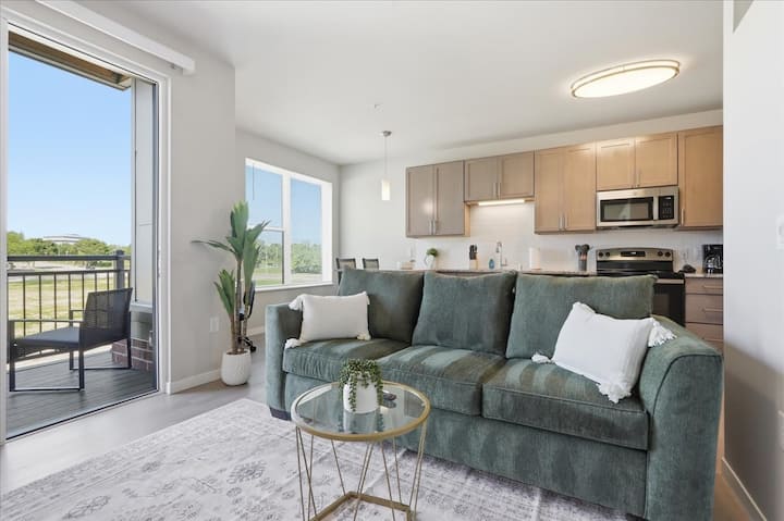 Madison Apt W/ Laundry, Pool, Gym & Free Parking - Madison, WI