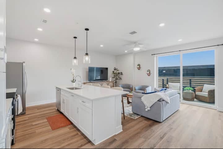 Vols & Vines: Luxe 1br King Free Parking + Balcony - Knoxville, TN