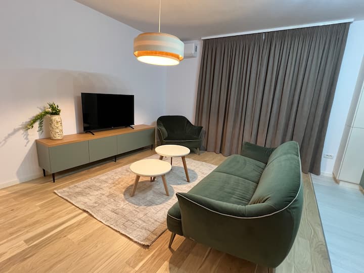 Luxury Monarch Residence Apartment Sleeps 5 - Giroc