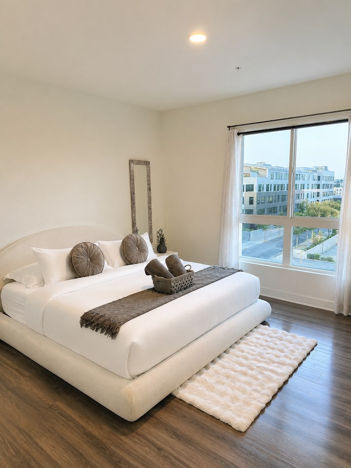 Hollywood Luxe King Suite Parking Pool Views - West Hollywood, CA