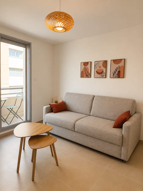 Annonce Airbnb populaire: Les Nympheas • Design & Beach Apartment à Cagnes Sur Mer