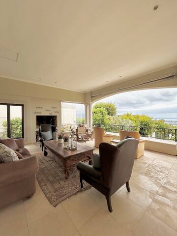 Family home with awesome view gallery image 3