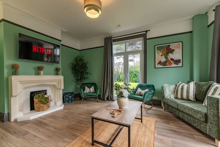 Huge Luxury 6-br House With Off-road Parking - Chichester