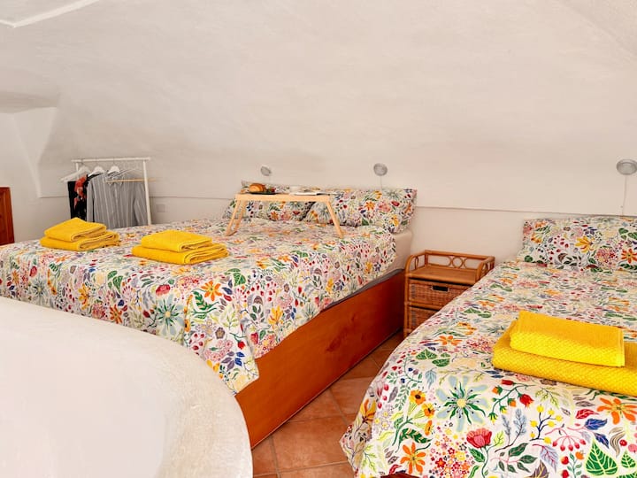a zona notte raccolta sotto la volta bianca: il silenzio della Corricella per un sonno profondo, e al risveglio il profumo del mare dalla terrazza.