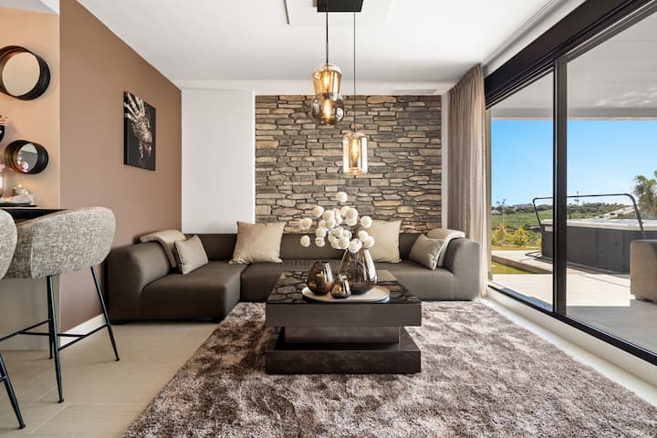 Luxury 3br Apt | Jacuzzi, Garden & Pool - Casares