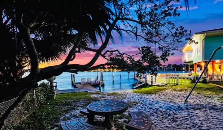 Pink Paradise - 2br - Waterfront + Dock - Fort Walton Beach, FL