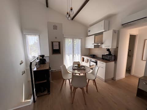 Top Airbnb: Air-conditioned studio - parking, terrace, Aigues-Mortes in Aigues Mortes