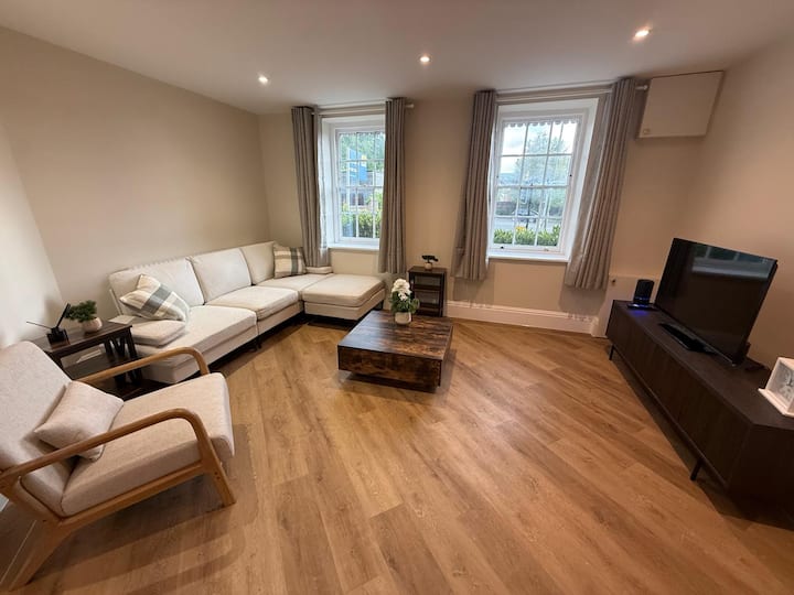 Modern Grade Ii Listed House In Central Godalming - Farnham