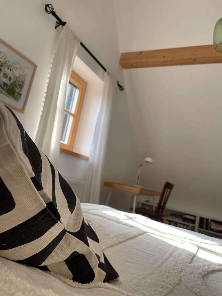 Chambre à coucher avec espace de travail