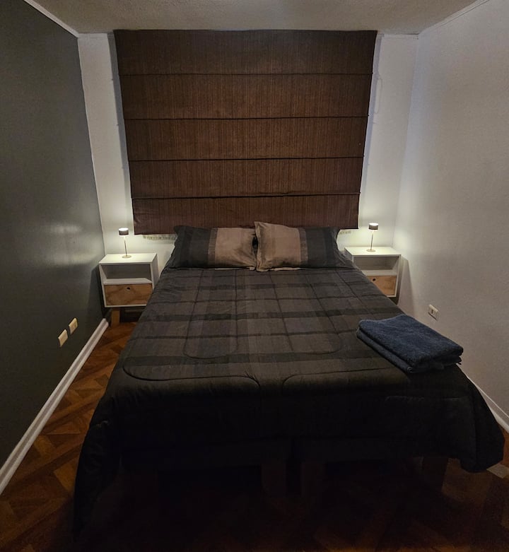 Cama queen, cortinas black out para un mejor descanso, iluminación calidad, un calefactor y un smart tv en la habitación.