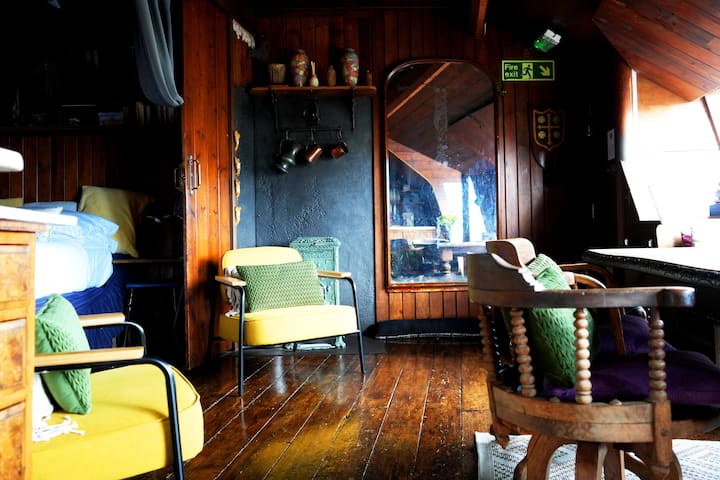 Spacious Room & Beautiful Views - Capt. Quarters - 達特茅斯