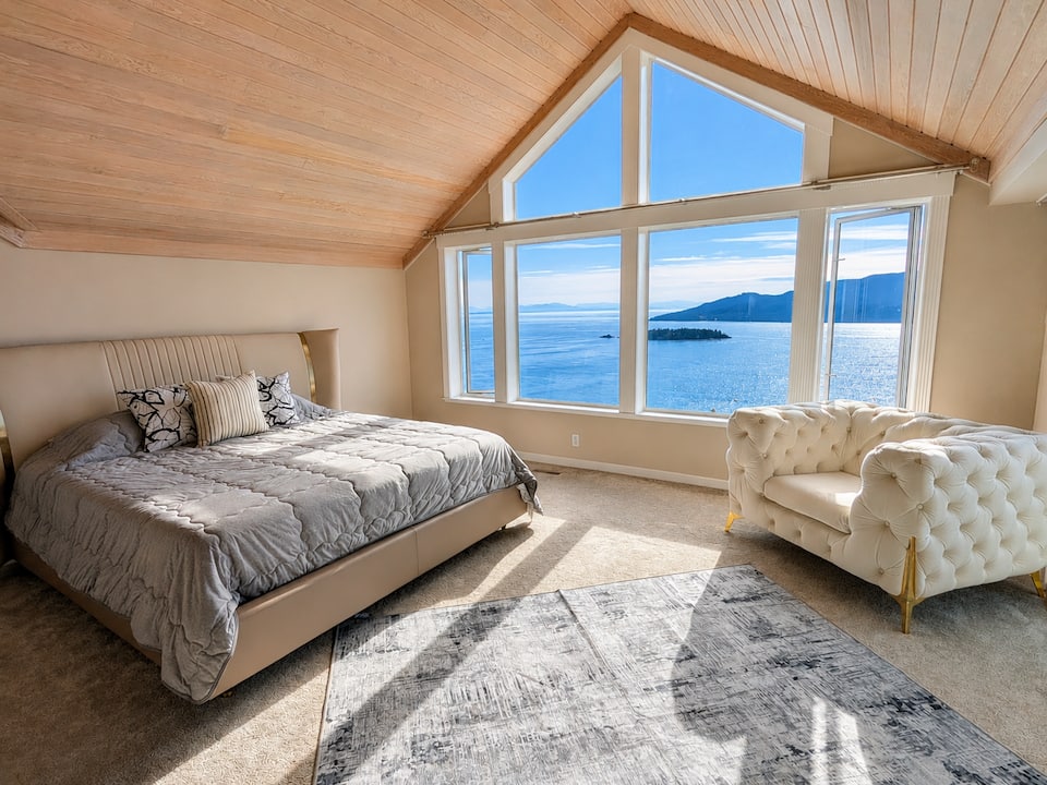 A three-level house facing the islands, West Vancouver, British Columbia, Canada, photo 7 of 10