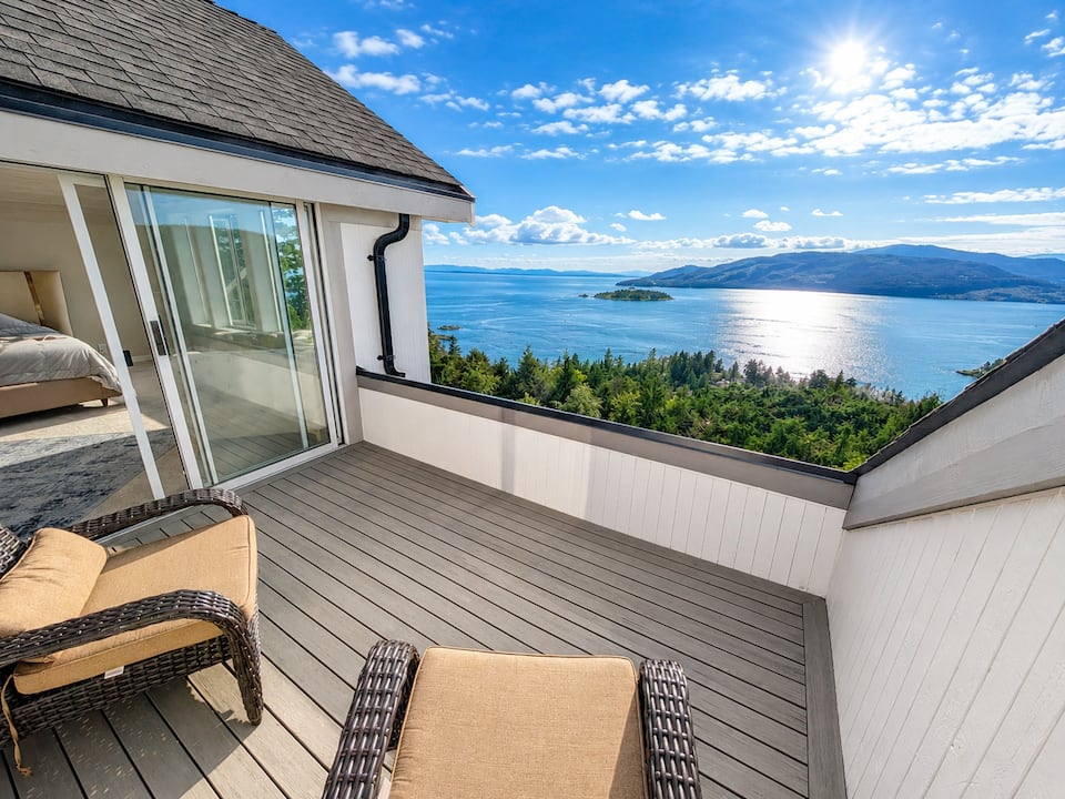 A three-level house facing the islands, West Vancouver, British Columbia, Canada, photo 8 of 10
