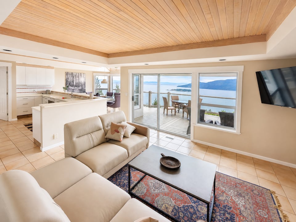 A three-level house facing the islands, West Vancouver, British Columbia, Canada, photo 5 of 10