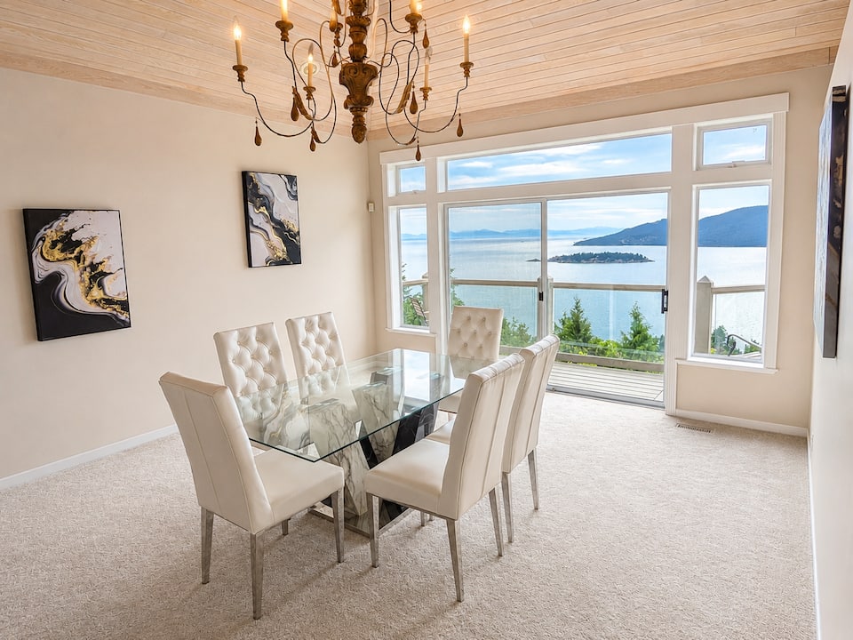 A three-level house facing the islands, West Vancouver, British Columbia, Canada, photo 6 of 10