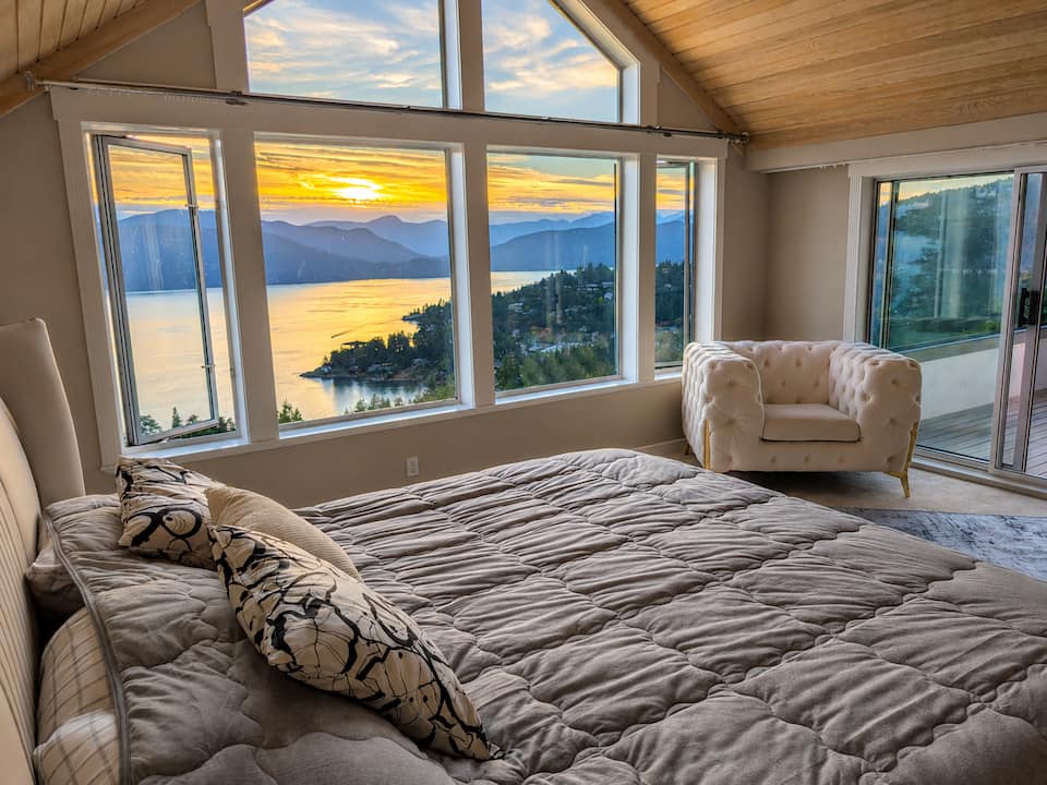 A three-level house facing the islands, West Vancouver, British Columbia, Canada, photo 9 of 10