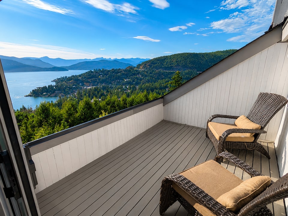 A three-level house facing the islands, West Vancouver, British Columbia, Canada, photo 2 of 10