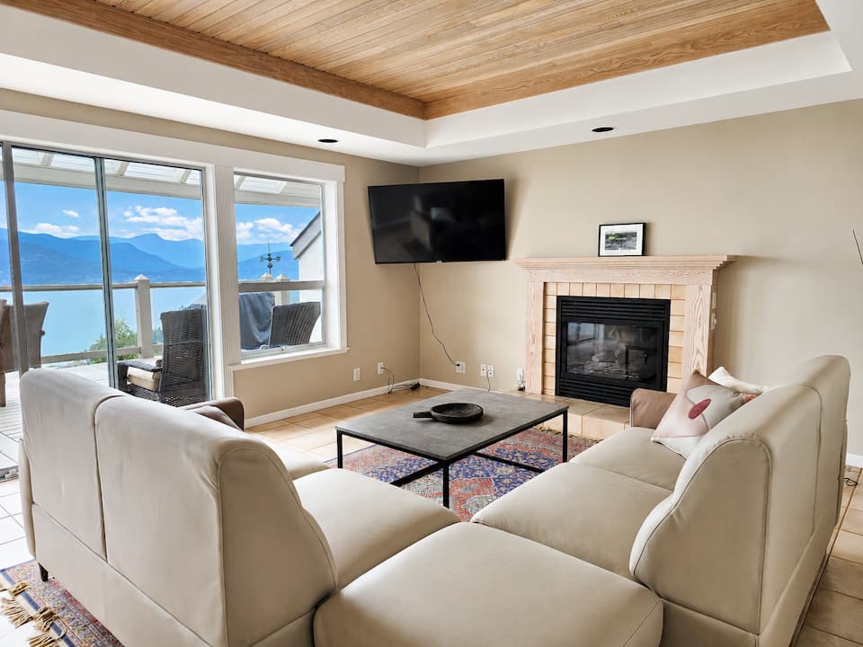 A three-level house facing the islands, West Vancouver, British Columbia, Canada, photo 10 of 10