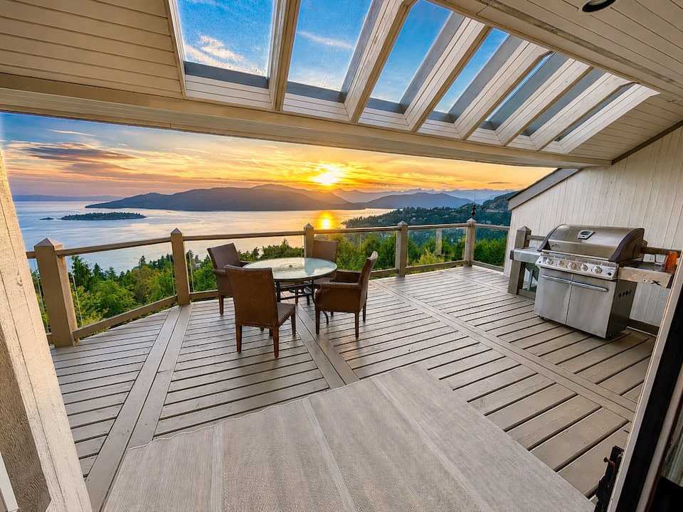 A three-level house facing the islands, West Vancouver, British Columbia, Canada, photo 3 of 10