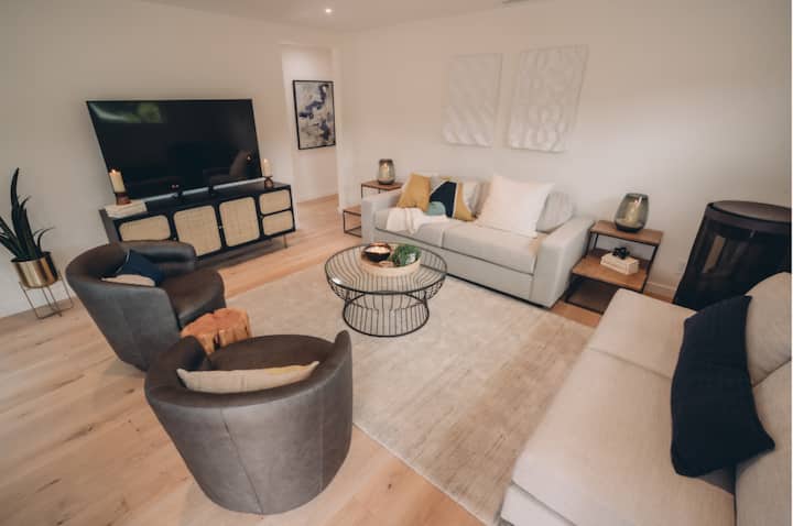 Luxe Coastal Escape Steps From The Beach - Del Mar, CA