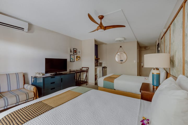 2 Island-inspired Rooms | Hot Tub Grotto Access - Honolulu, HI