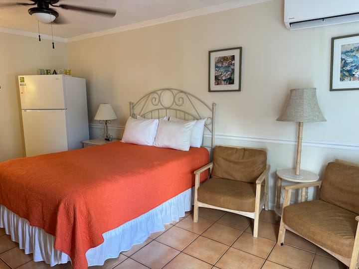 Cozy Villa Near Beach & Downtown - Efficiency - Venice, FL