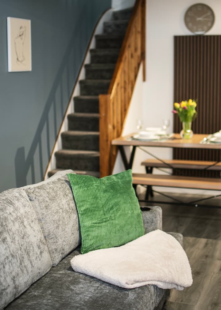 Spacious Poole House Near Sandbanks Sleeps 8 - Bournemouth