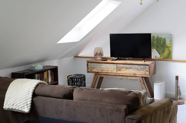 The Hideaway Carriage House With History & Charm - Londonderry, NH