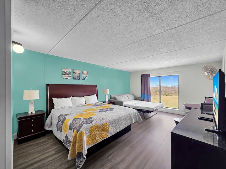 Crystal Palace Resort -Comfort King With Sofa Bed - Crystal Beach, TX