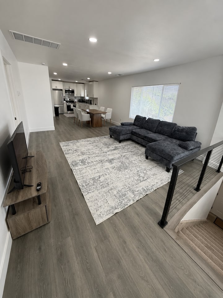 Charming 3br Duplex Home W/ Private Outdoor Space - Sacramento, CA