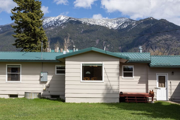 New! Mtn Views & 20 Min To Glacier Np - Columbia Falls, MT
