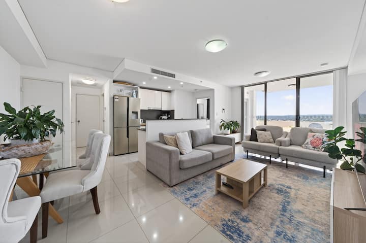 The Viewpoint | Elegant 2br Stay With Parking - Parramatta