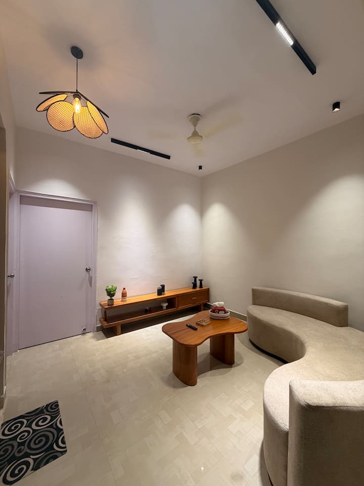 Oak Wood Stay | Projector Studio | Near Lulu Mall - Lucknow