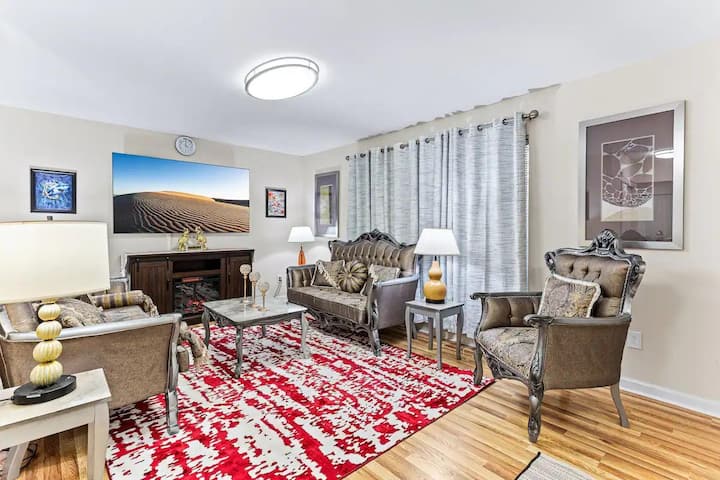 Romulus Family Hub: 3br + Free Parking Near Dtw - Detroit Metro Wayne County Airport (DTW)