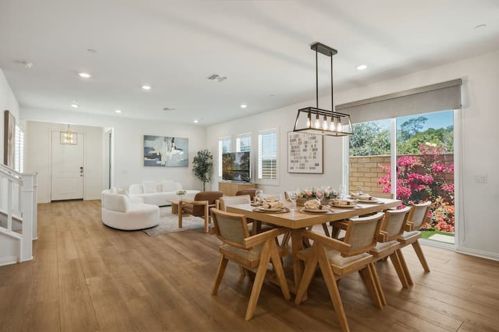 Spacious 7br Ontario Home | 10 Beds - Ontario, CA