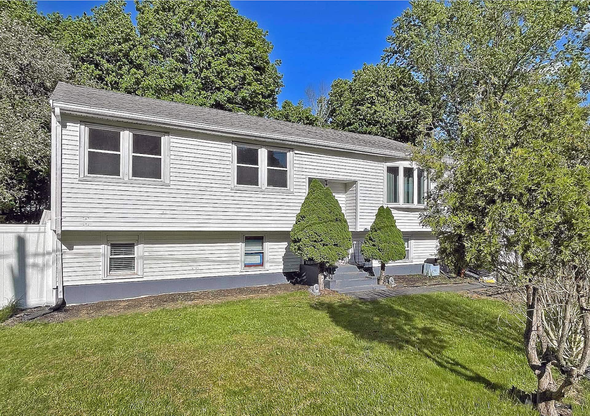 3 Bdr apartment with separate entrance and patio