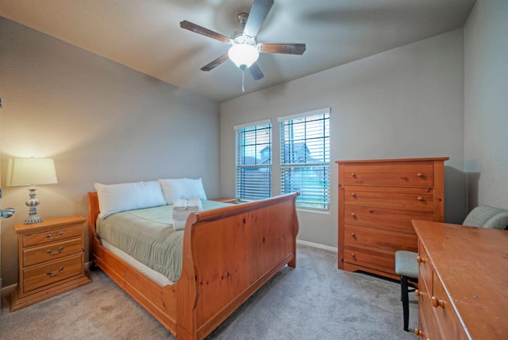 El dormitorio 3 cuenta con una cama tamaño king y un ventilador de techo.