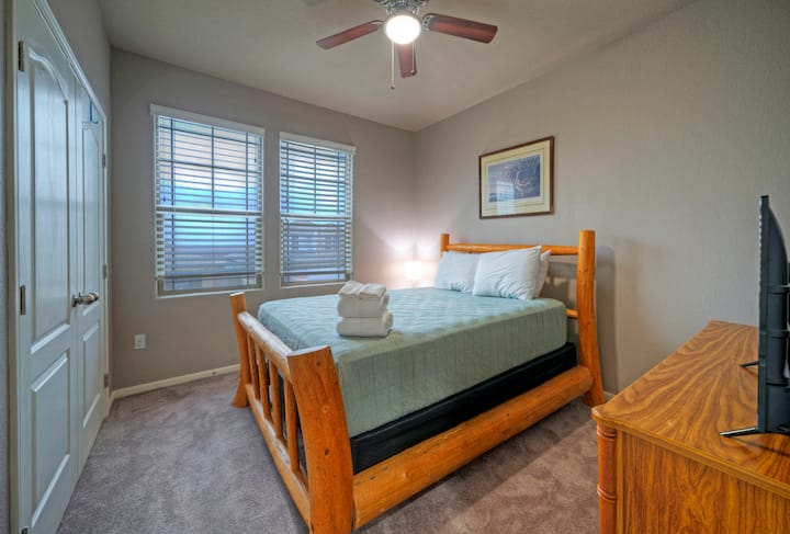 El dormitorio 2 cuenta con una cama tamaño king y un ventilador de techo.