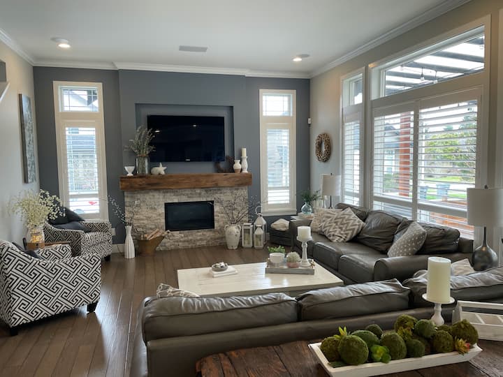Spacious 6‑bedroom Surrey Retreat W/ Hot Tub & Bbq - Surrey