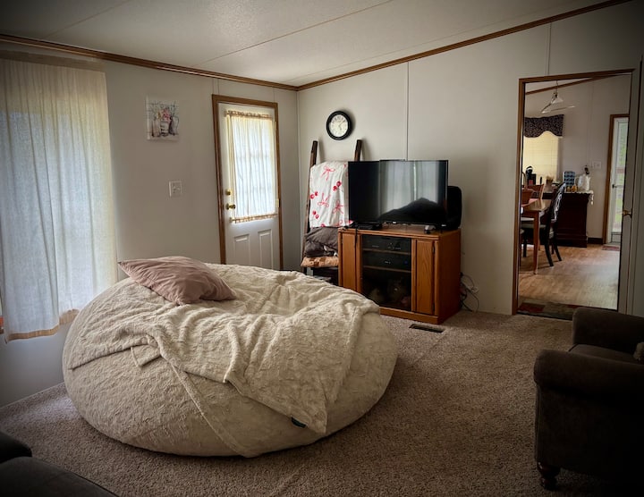 Peaceful 5-acre Family Retreat W/ King Bed - Animal Adventure Park, Harpursville