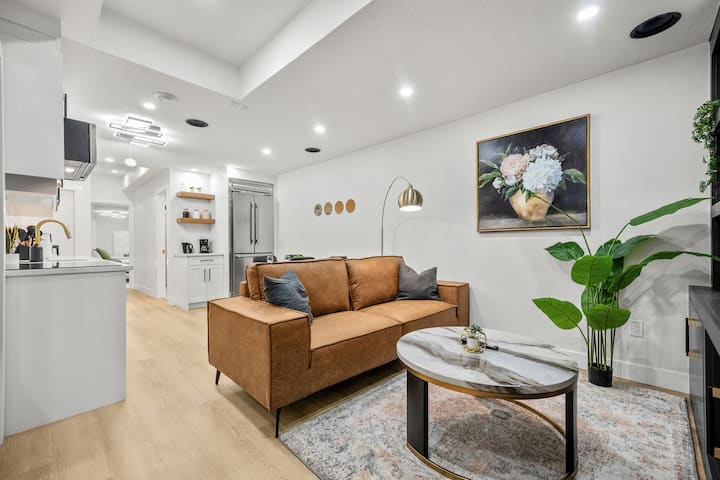 Luxury Suite On Shaganappi | Sleeps 4 | Private - Calgary