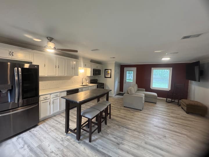 Relax & Work Retreat W/large Backyard & Fast Wi-fi - Jackson, MS